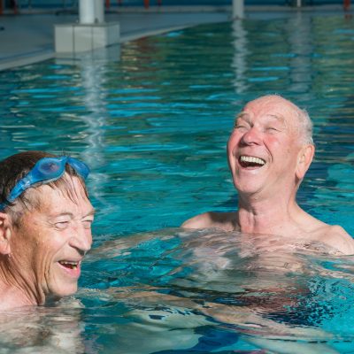 To eldre menn i basseng. Foto.