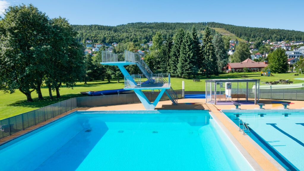 Utebasseng mes stupetårn Utebasseng med stupetårn